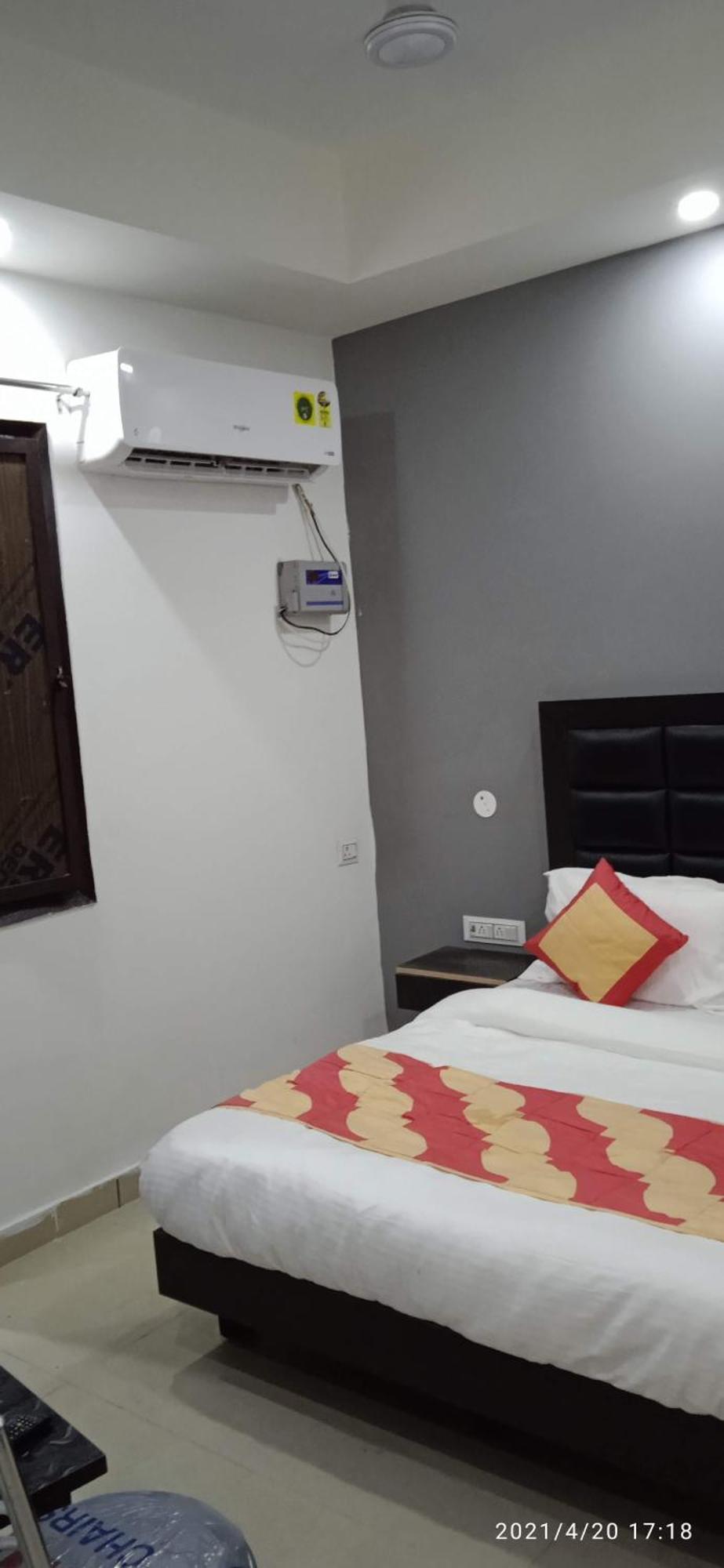 Stay' Couple Friendly'near Vishwavidyalay Metro
