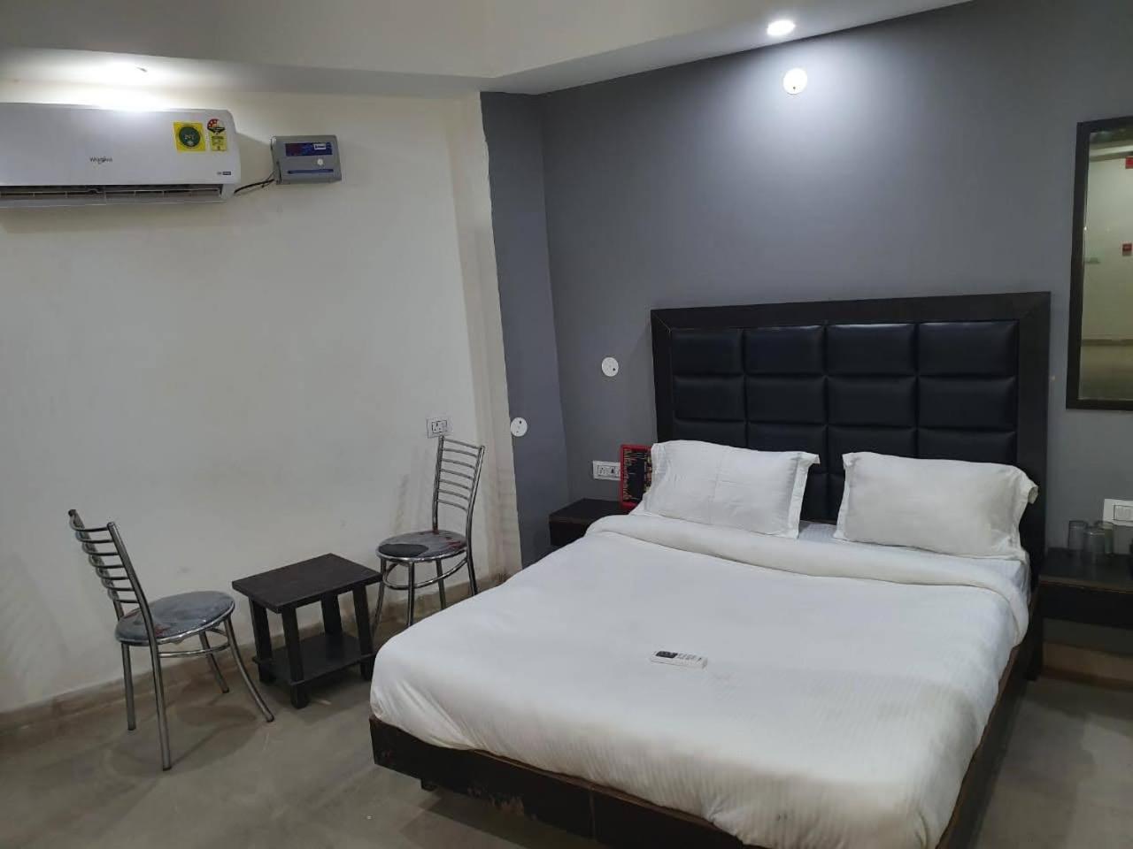 Hotel Stay' Couple Friendly'near Vishwavidyalay Metro New Delhi