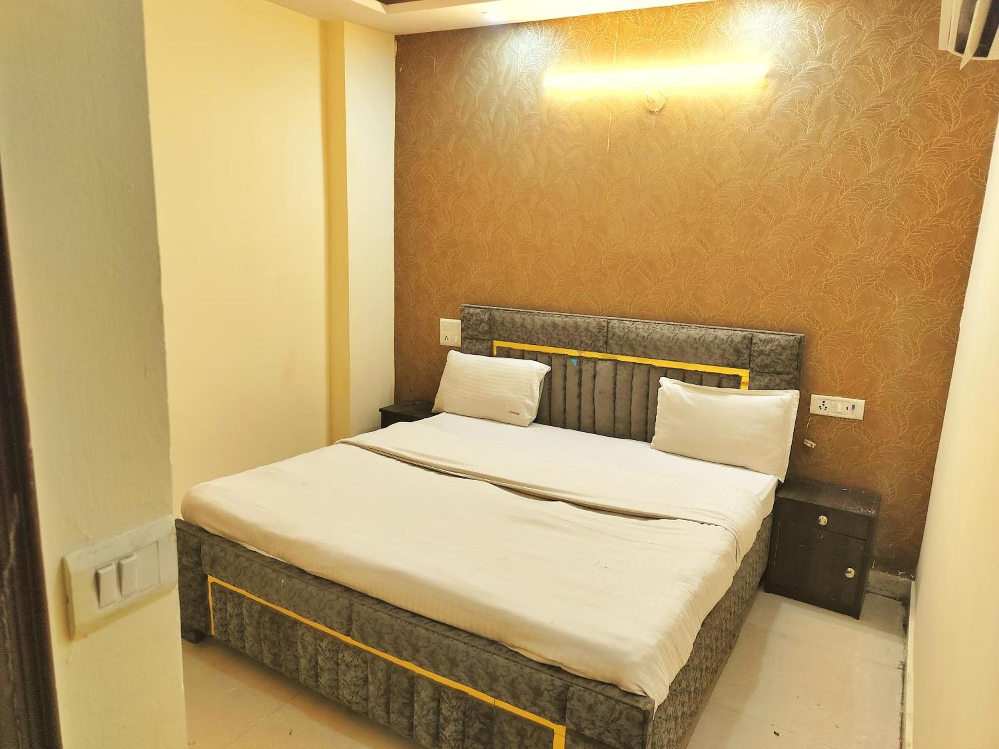 Stay' Couple Friendly'near Vishwavidyalay Metro Hotel New Delhi