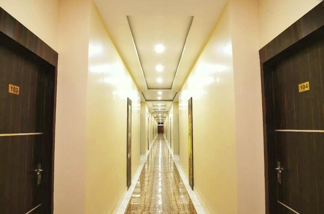 Stay' Couple Friendly'near Vishwavidyalay Metro
