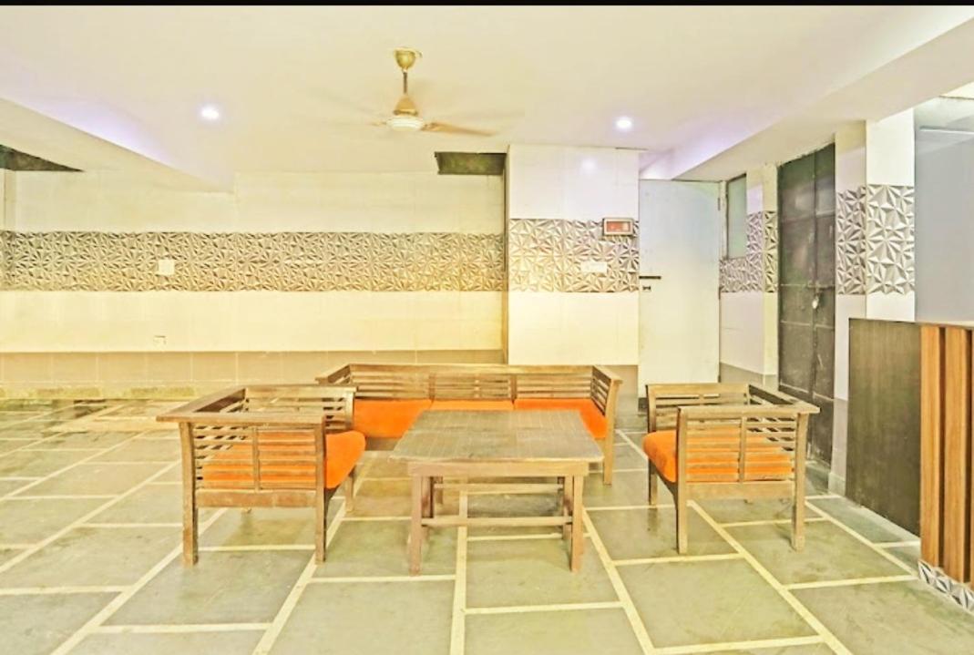 Stay' Couple Friendly'near Vishwavidyalay Metro Hotel
