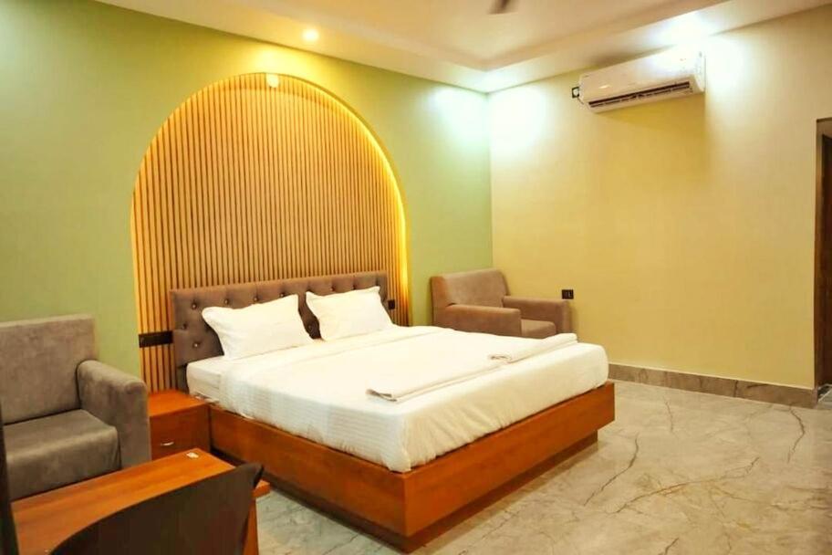 Stay' Couple Friendly'near Vishwavidyalay Metro 3*