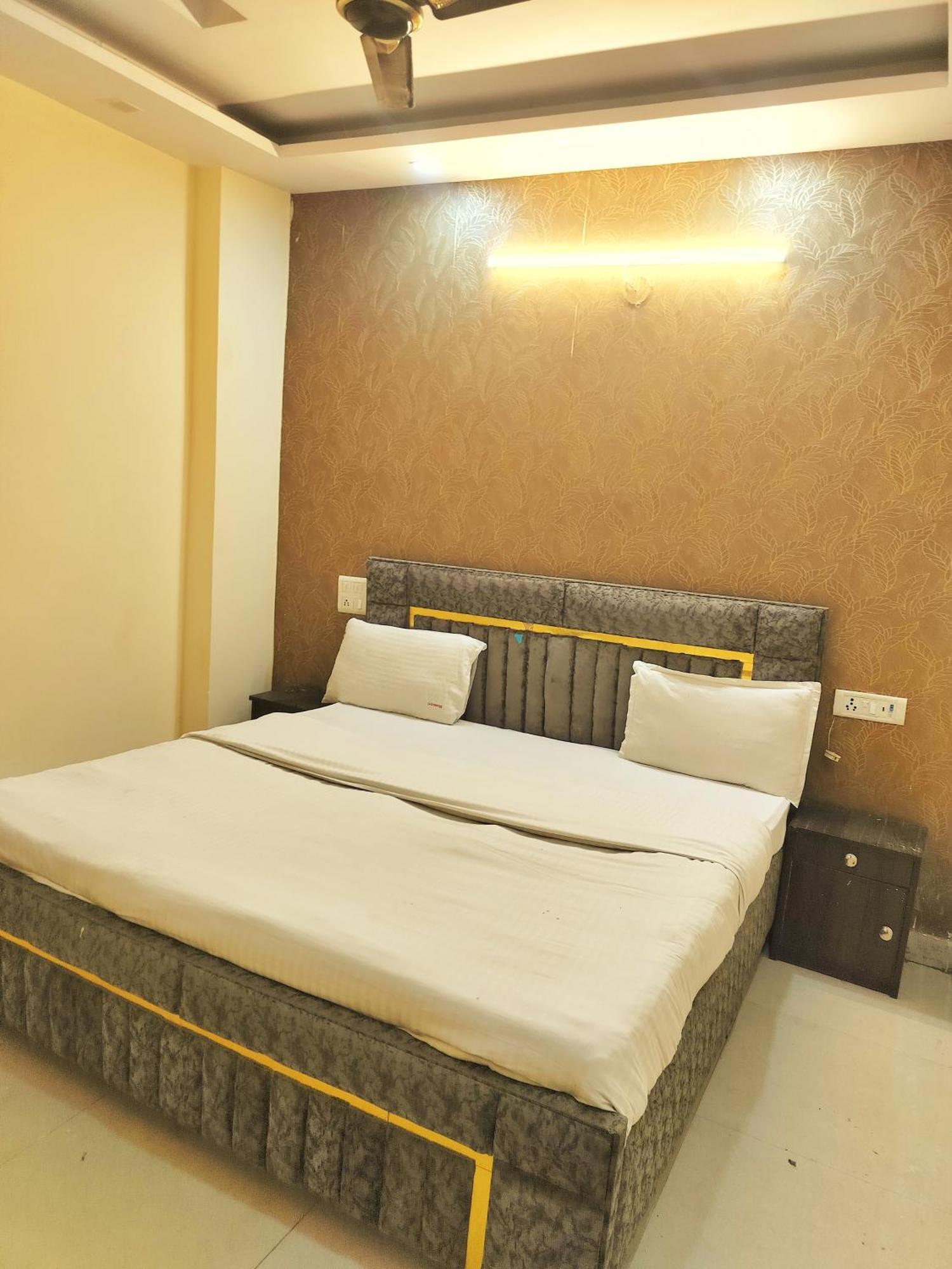Hotel Stay' Couple Friendly'near Vishwavidyalay Metro New Delhi