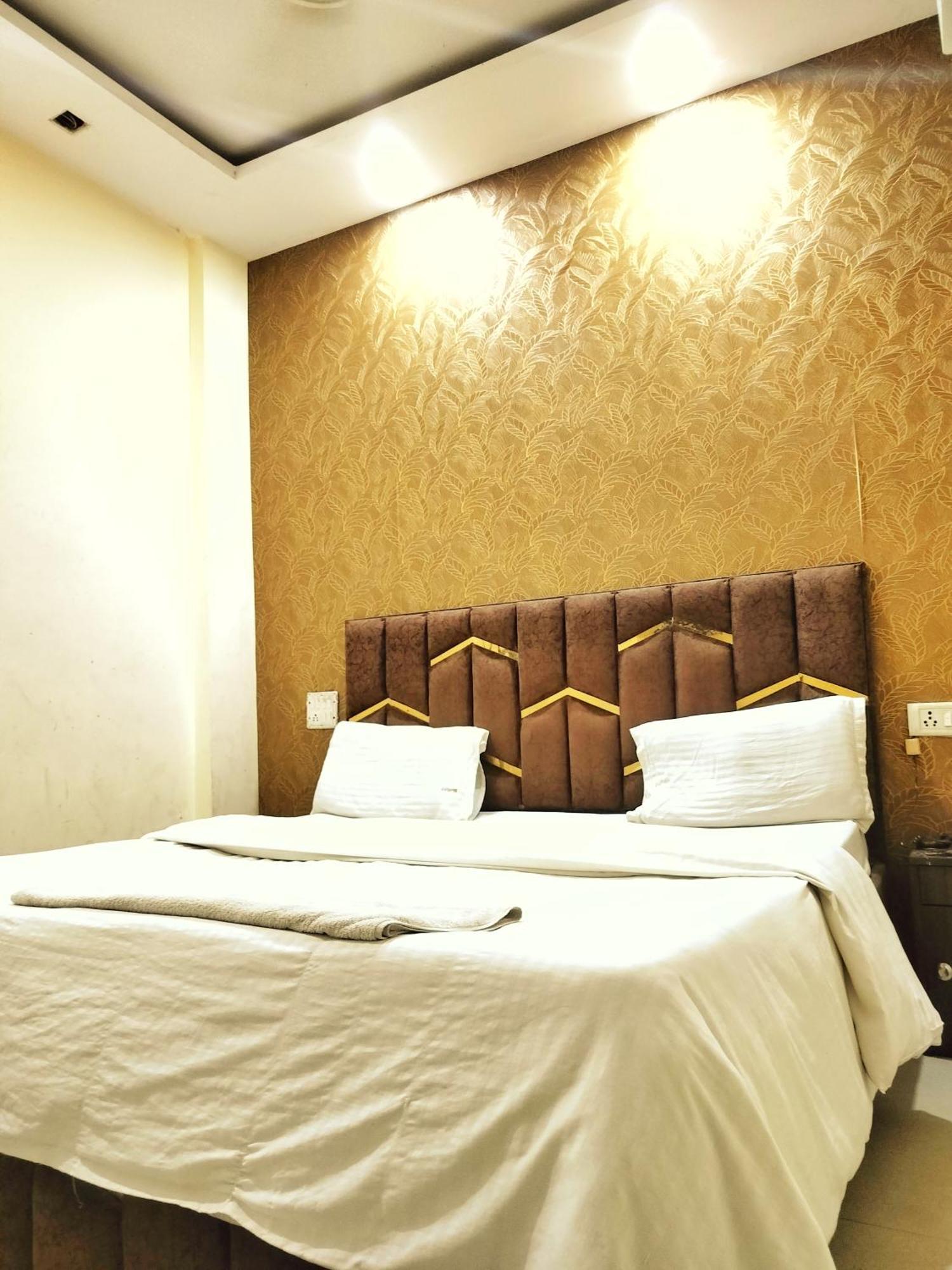 Stay' Couple Friendly'near Vishwavidyalay Metro Hotel New Delhi