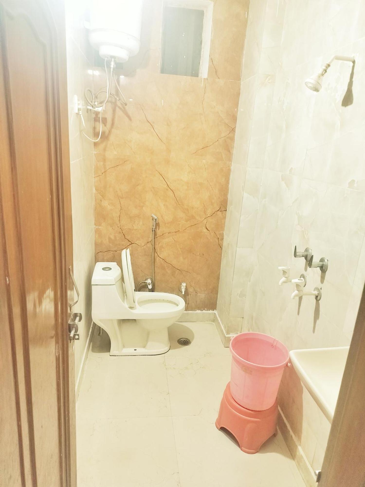 Stay' Couple Friendly'near Vishwavidyalay Metro 3*