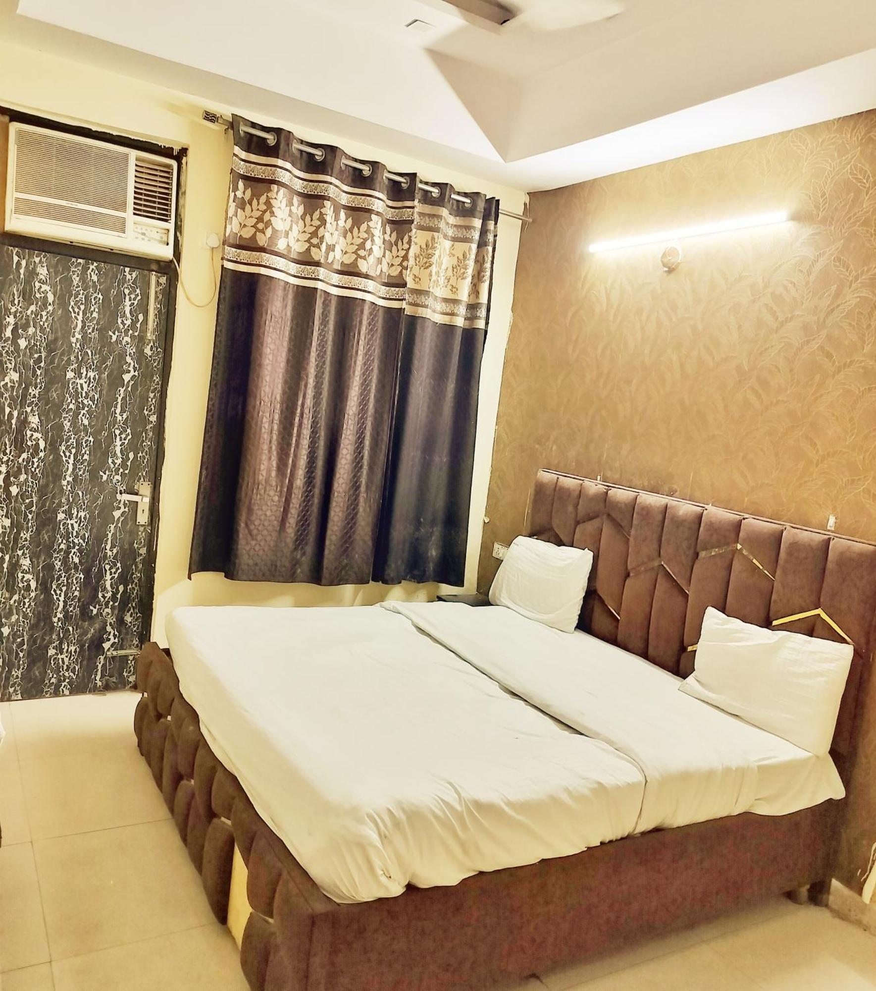 Stay' Couple Friendly'near Vishwavidyalay Metro New Delhi